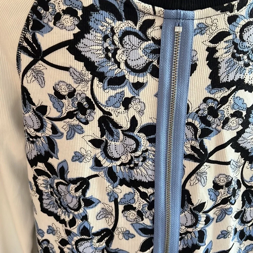 Chico’s Zenergy Floral Back Zipper Top - Picture 4 of 11